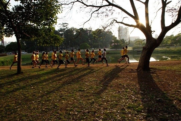 Pessoas correm no parque Ibirapuera