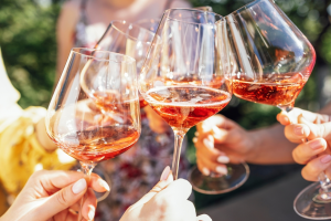 Opções para brindar no Dia Mundial do Vinho Rosé