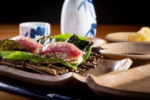 Pratos sofisticados de culinária japonesa servidos em restaurantes de São Paulo para o Dia da Imigração Japonesa.
