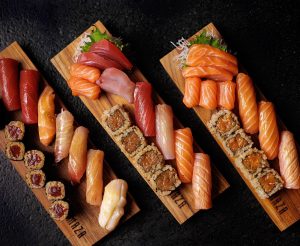 Pratos sofisticados de culinária japonesa servidos em restaurantes de São Paulo para o Dia da Imigração Japonesa.
