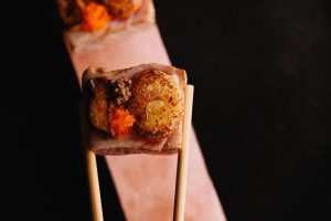 Pratos sofisticados de culinária japonesa servidos em restaurantes de São Paulo para o Dia da Imigração Japonesa.