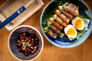 Pratos sofisticados de culinária japonesa servidos em restaurantes de São Paulo para o Dia da Imigração Japonesa.