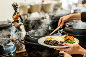 Feijoada com samba agita os sábados no YVÁ