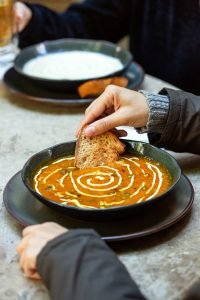 Sopas e caldos aquecem o inverno no Talchá