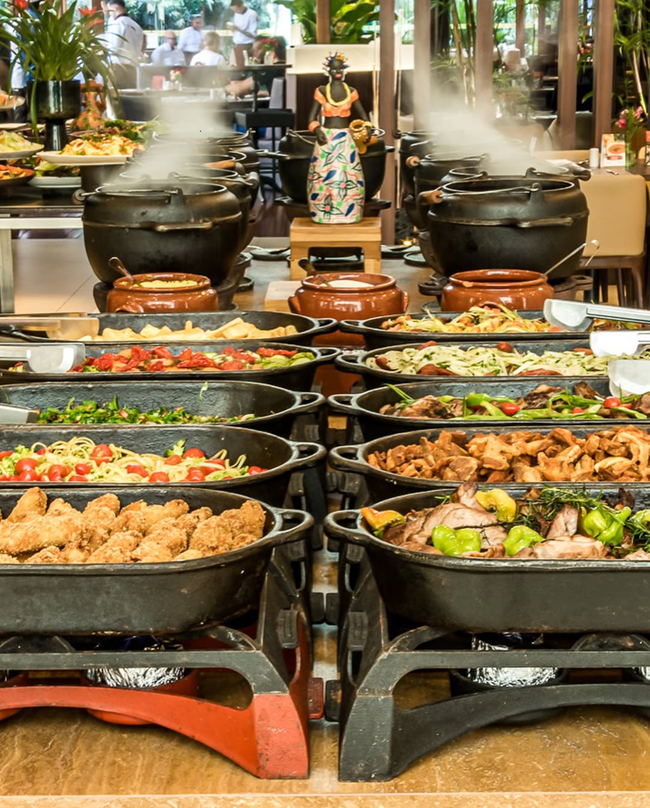 Feijoada com samba agita os sábados no YVÁ