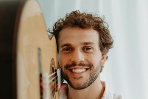 Theo Bial canta Chico Buarque