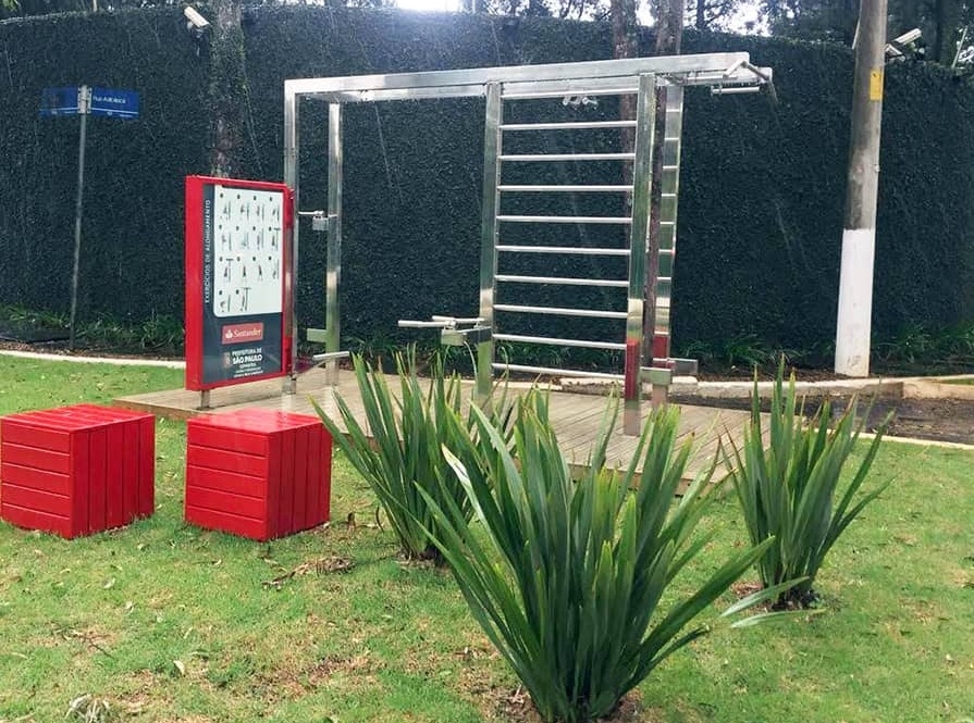 Academia ao ar livre, em praca da capital