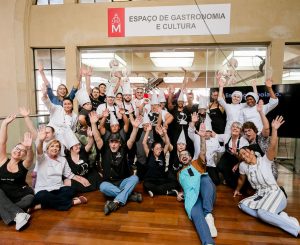 Aula de gastronomia une pais e filhos com síndrome de Down