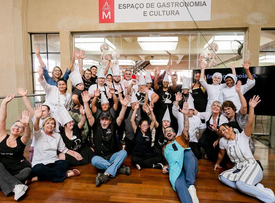 Aula de gastronomia une pais e filhos com síndrome de Down