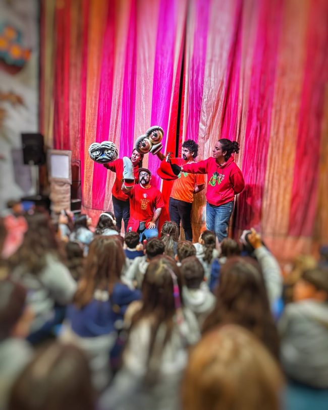 Histórias e bonecos em tardes para crianças