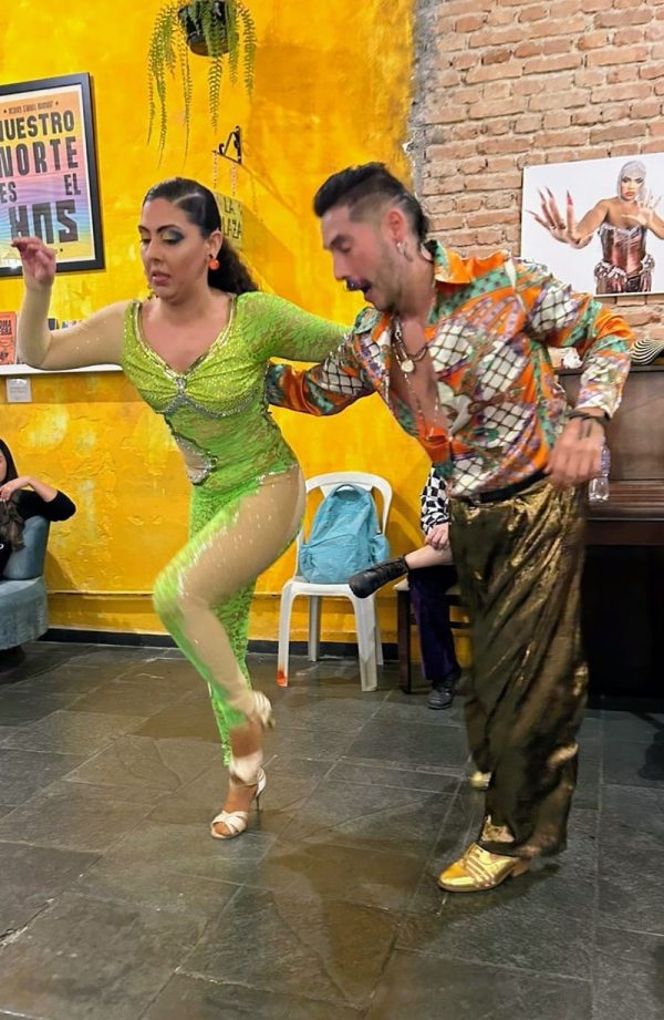 Café Colombiano oferece aulas de yoga e salsa