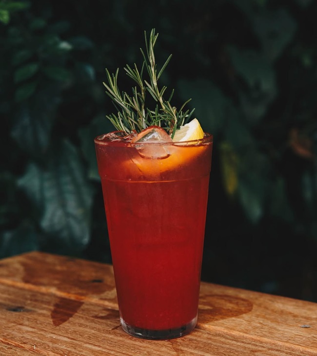 Sabores, pétalas e drinques refrescantes