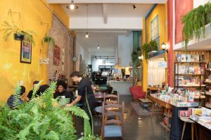 Café Colombiano oferece aulas de yoga e salsa