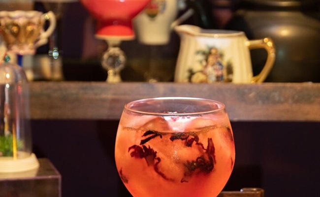 Sabores, pétalas e drinques refrescantes