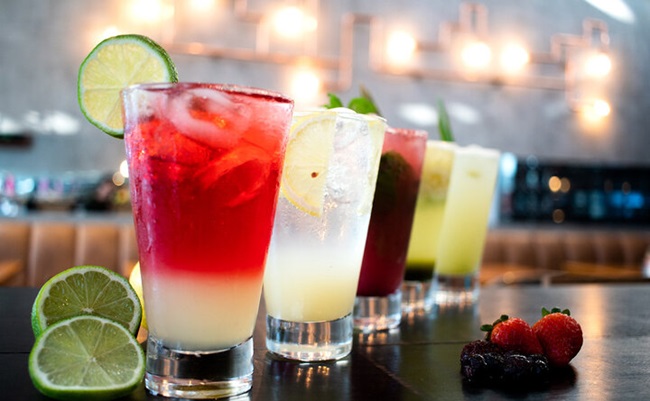 Sabores, pétalas e drinques refrescantes