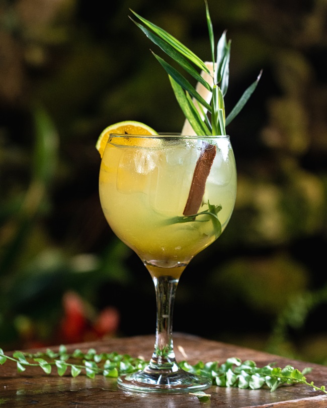 Sabores, pétalas e drinques refrescantes