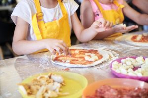 Abbraccio realiza oficina de pizzas no Dia das Crianças