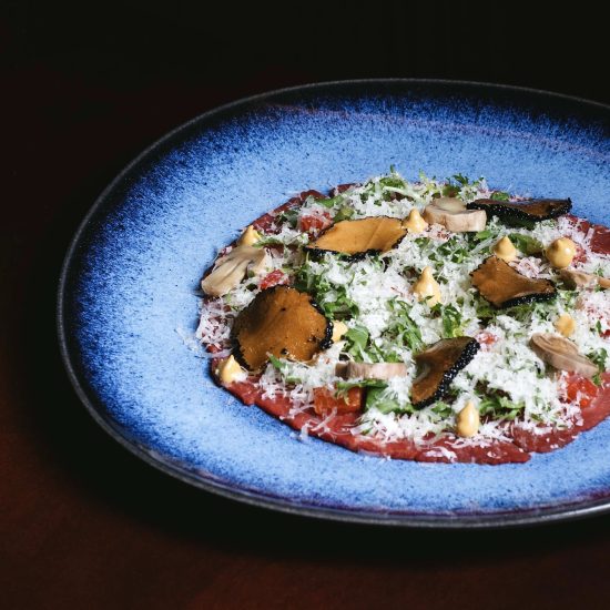 Sabores leves e drinques gelados para brindar o verão