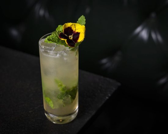 Sabores leves e drinques gelados para brindar o verão