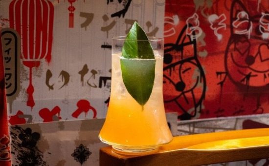 Sabores leves e drinques gelados para brindar o verão