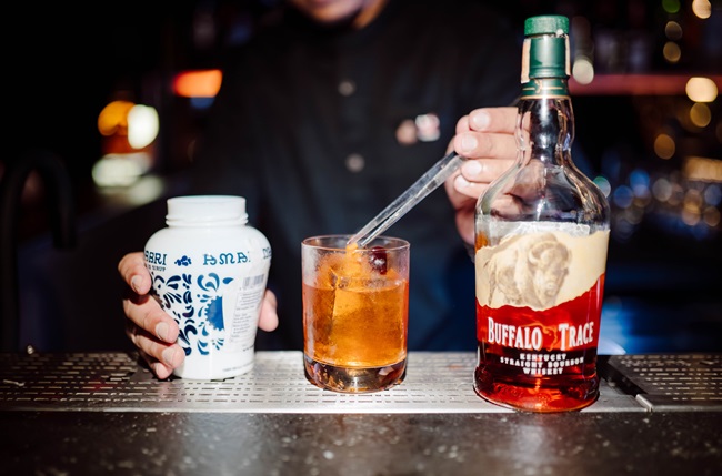 O bar secreto que transforma drinques em arte