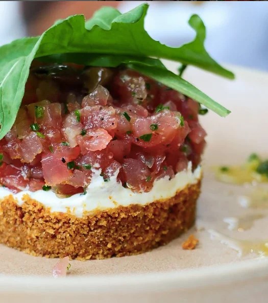 Sabores leves e drinques gelados para brindar o verão