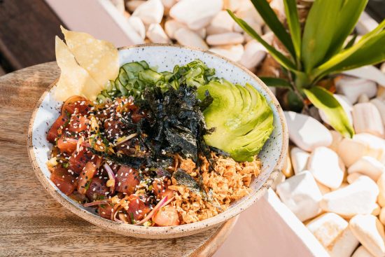 Sabores leves e drinques gelados para brindar o verão