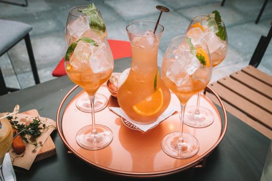 Sabores leves e drinques gelados para brindar o verão