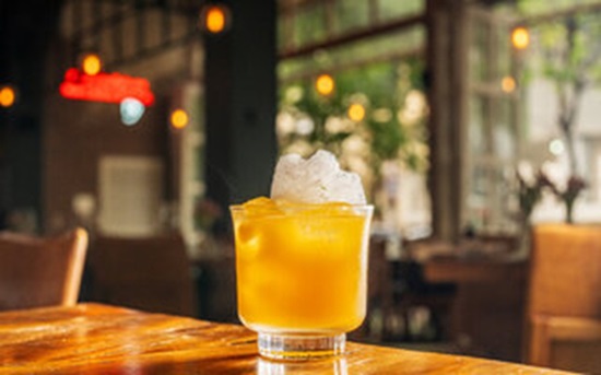 Sabores leves e drinques gelados para brindar o verão