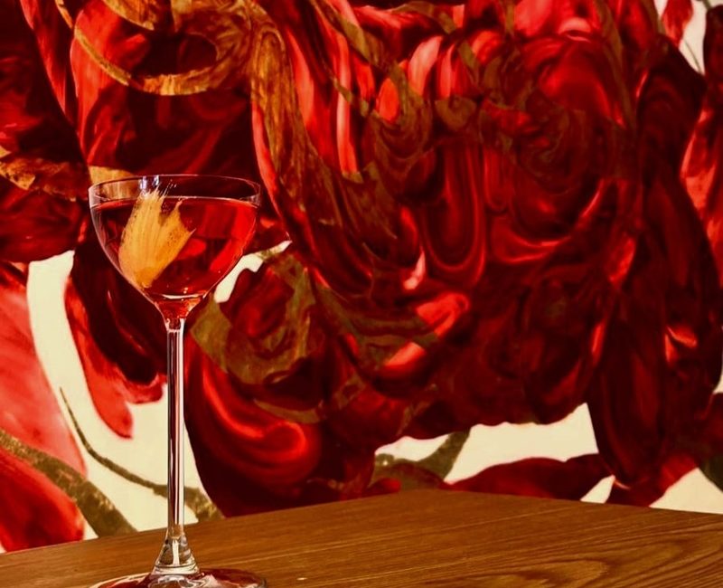 O bar secreto que transforma drinques em arte