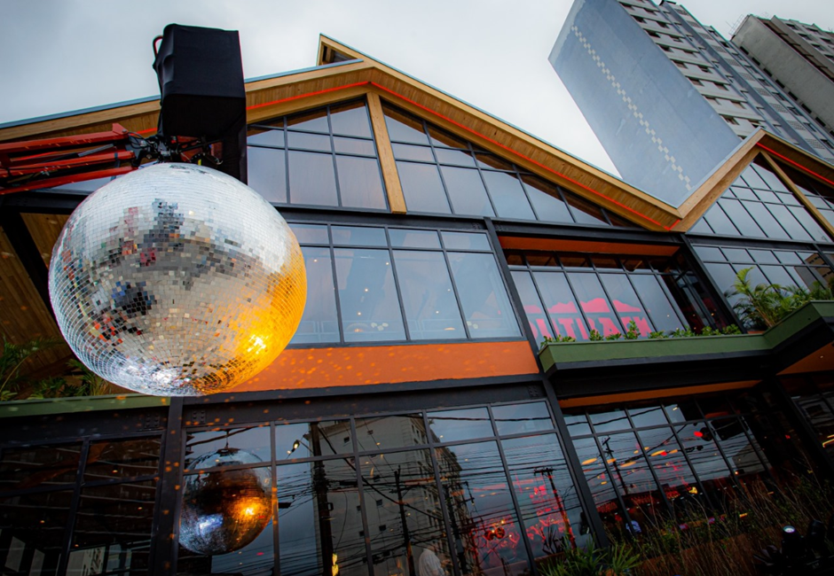 Outback inaugura megarestaurante de rua