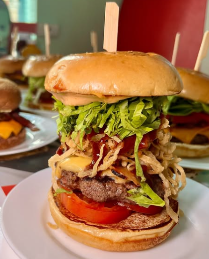 Hamburgueria retrô vive clima de Stranger Things