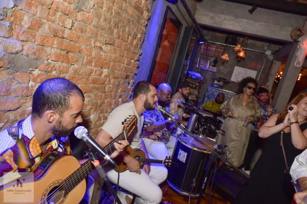 Bares entram na folia com ações especiais