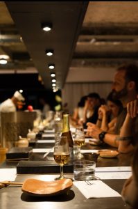 Standing sushi bar apresenta o “7-eleven hour”