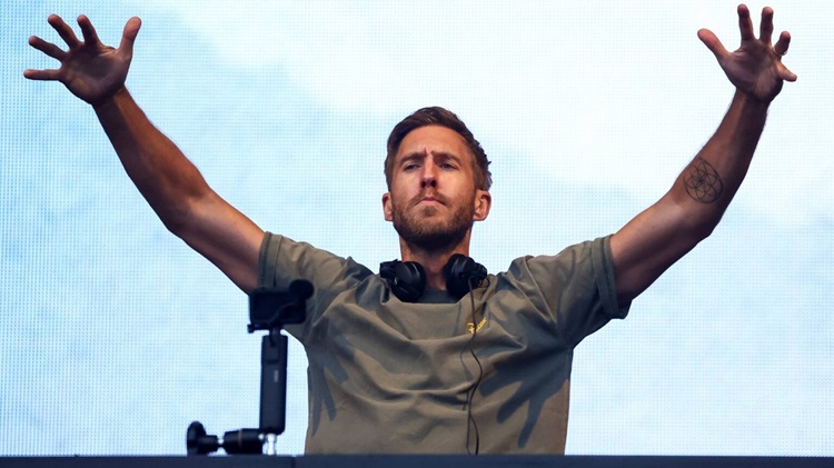 Calvin Harris fará show gratuito em bloco de carnaval
