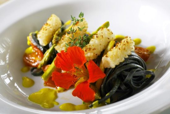 Sabores do litoral: quando a mesa encontra o mar