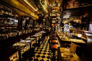 Holy Tavern aposta em cozinha ao fogo e coquetelaria