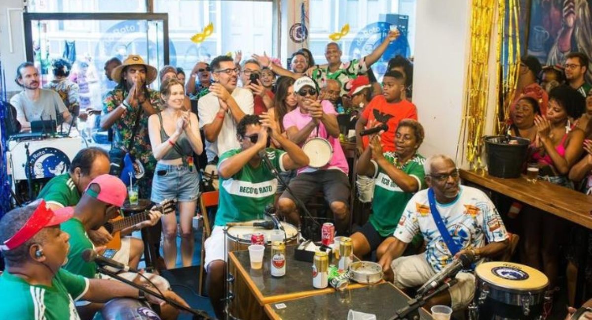 Bares entram na folia com ações especiais