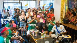 Bares entram na folia com ações especiais