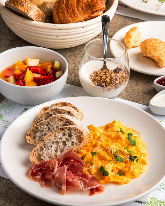 Julí une variedade e comida saudável em Moema