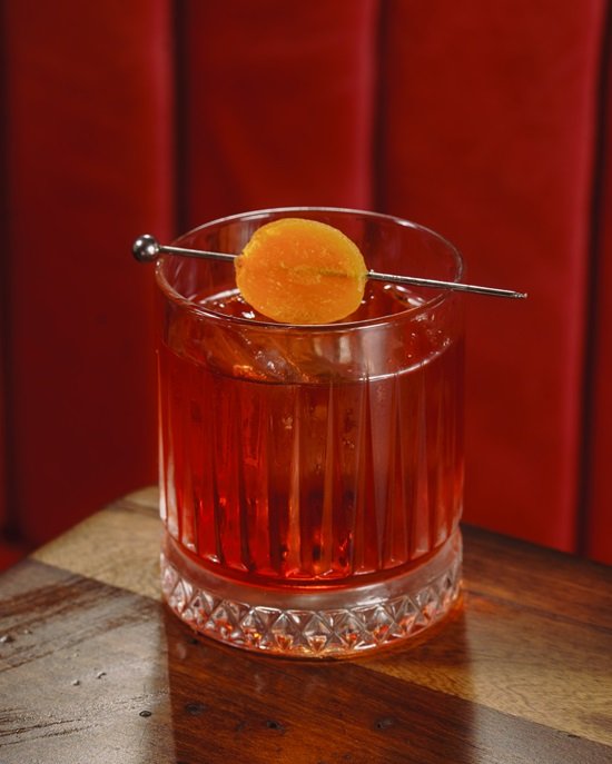 Holy Tavern aposta em cozinha ao fogo e coquetelaria