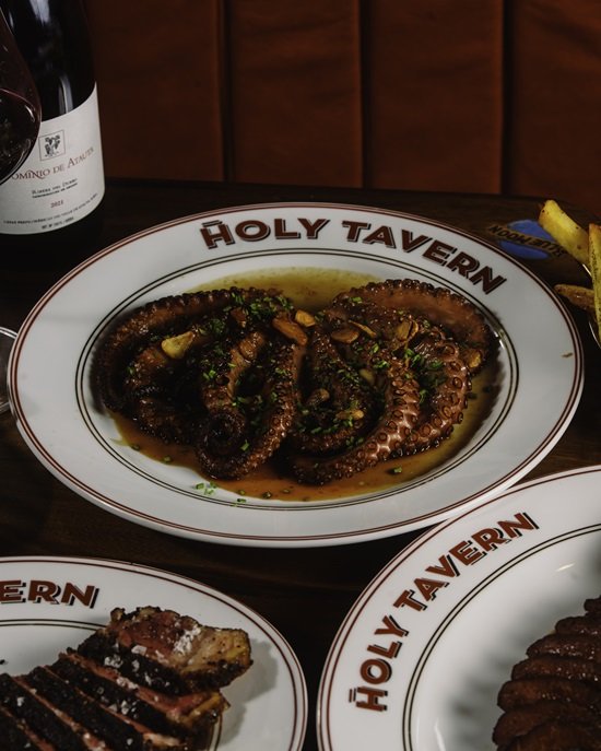 Holy Tavern aposta em cozinha ao fogo e coquetelaria