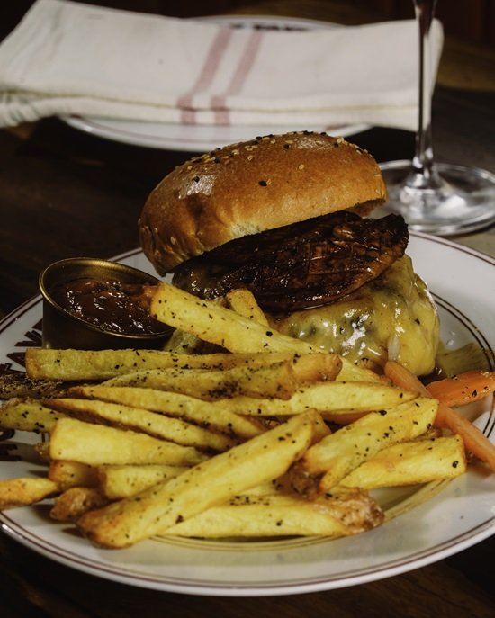 Holy Tavern aposta em cozinha ao fogo e coquetelaria