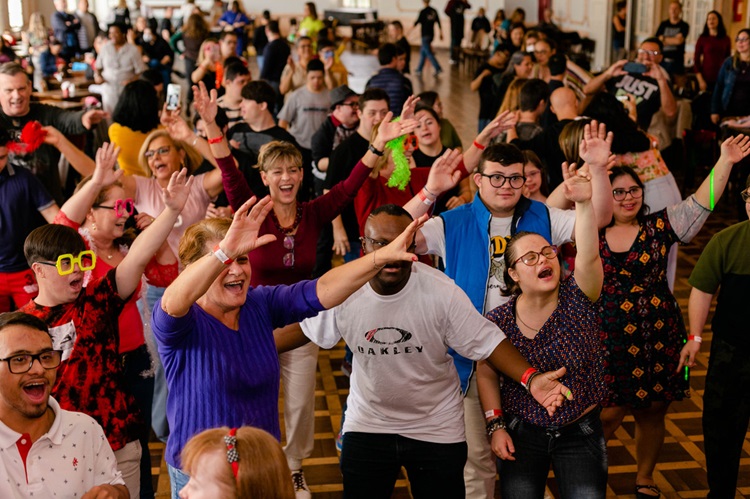 Balada inclusiva de Carnaval promove encontro e alegria