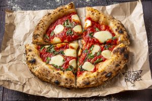 Bloco Mussarela estreia com pizza e música no Carnaval