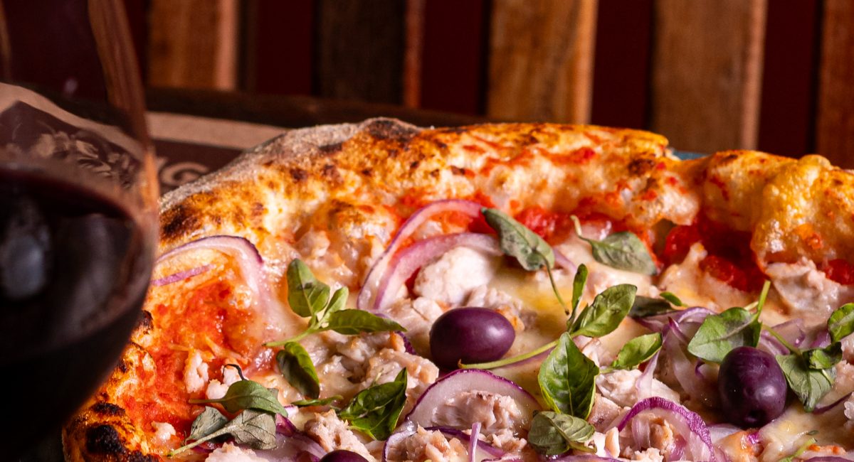 Confit de atum inspira pizza autoral