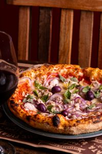 Confit de atum inspira pizza autoral