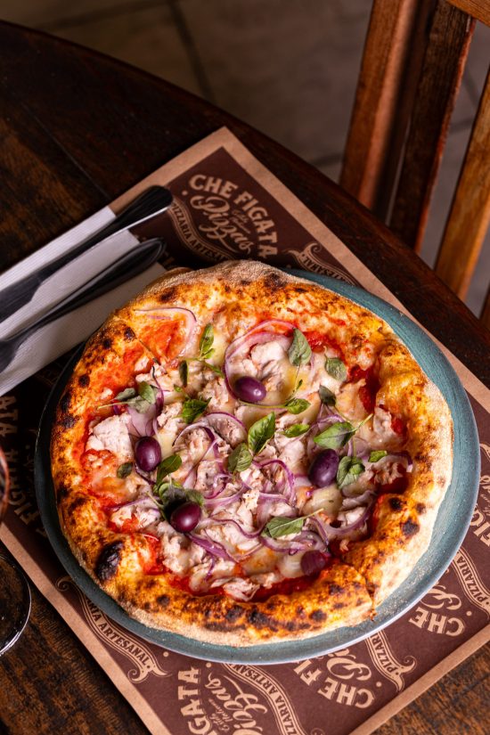 Confit de atum inspira pizza autoral