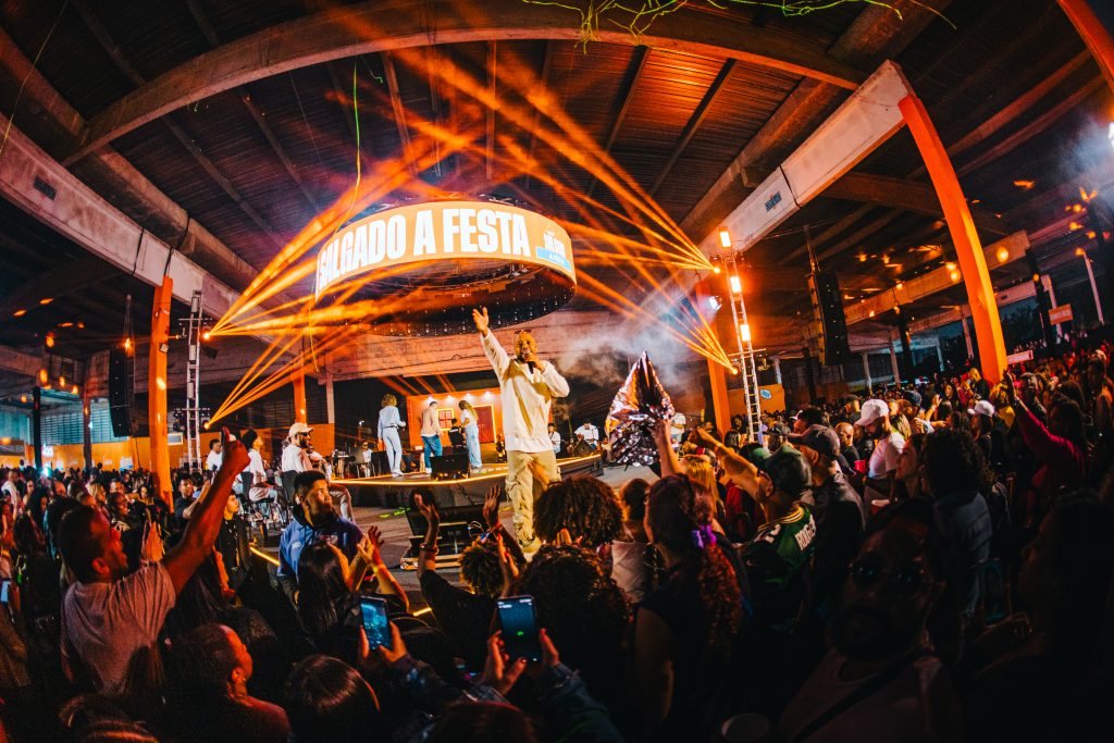 Ressaca de Carnaval com abadá e folia