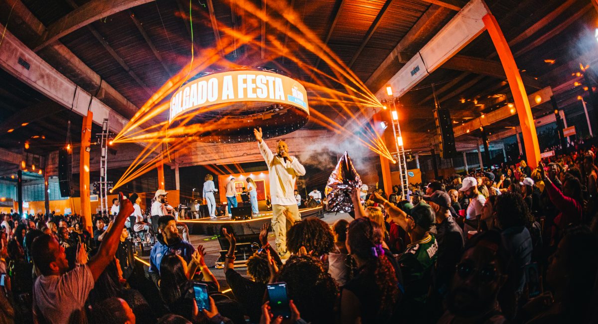 Ressaca de Carnaval com abadá e folia